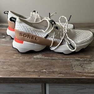 Sorel sneakers size 10